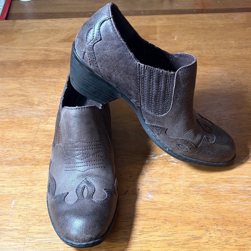 Born Amibeth women's brown leather western wingtip ankle booties. Size 10